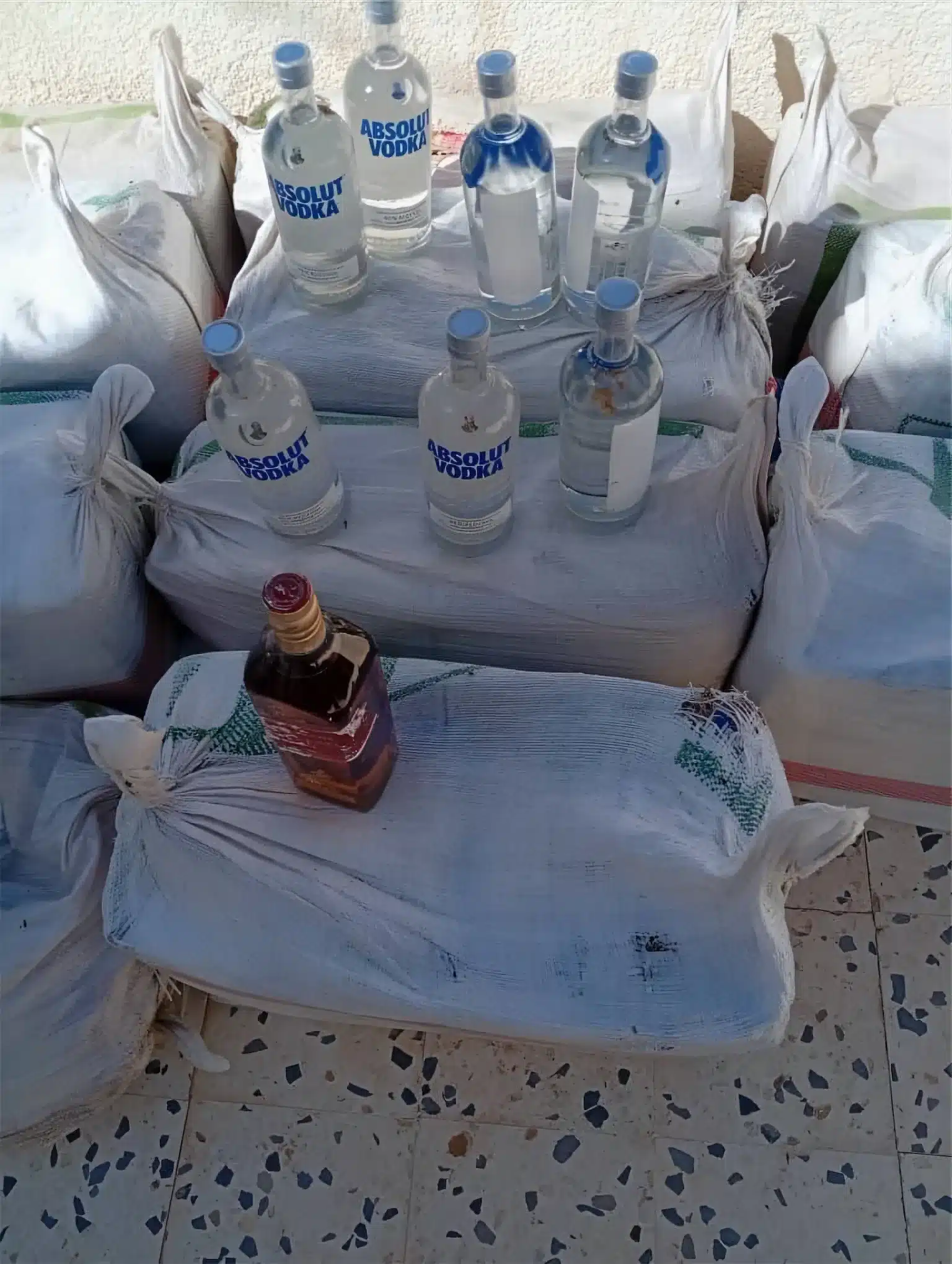 ضبط (255) زجاجة خمر أجنبية الصنع في منطقة الحمادة