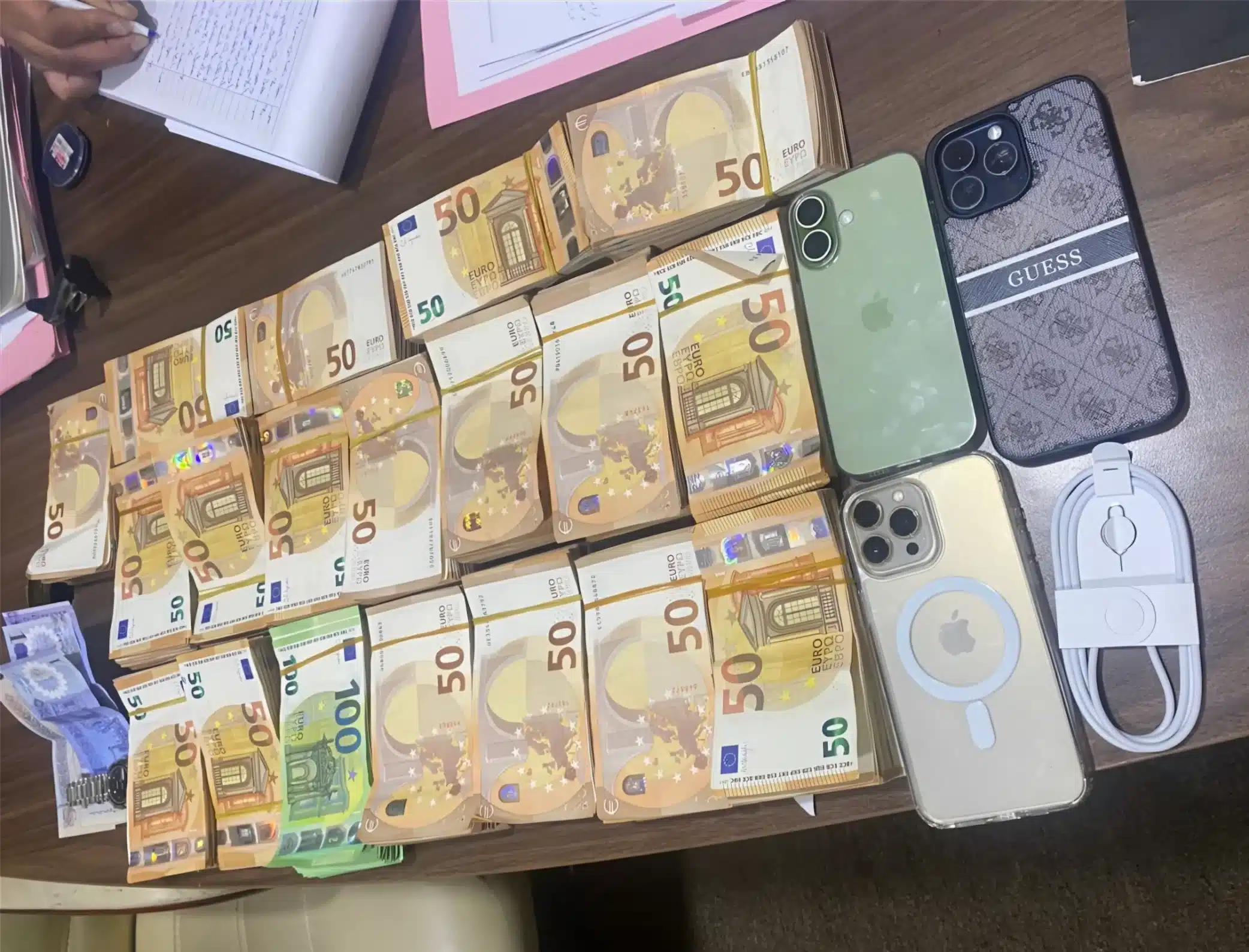 مصلحة الجمارك تضبط أكثر من 100 ألف يورو بحوزة مسافر بمطار معيتيقة الدولي