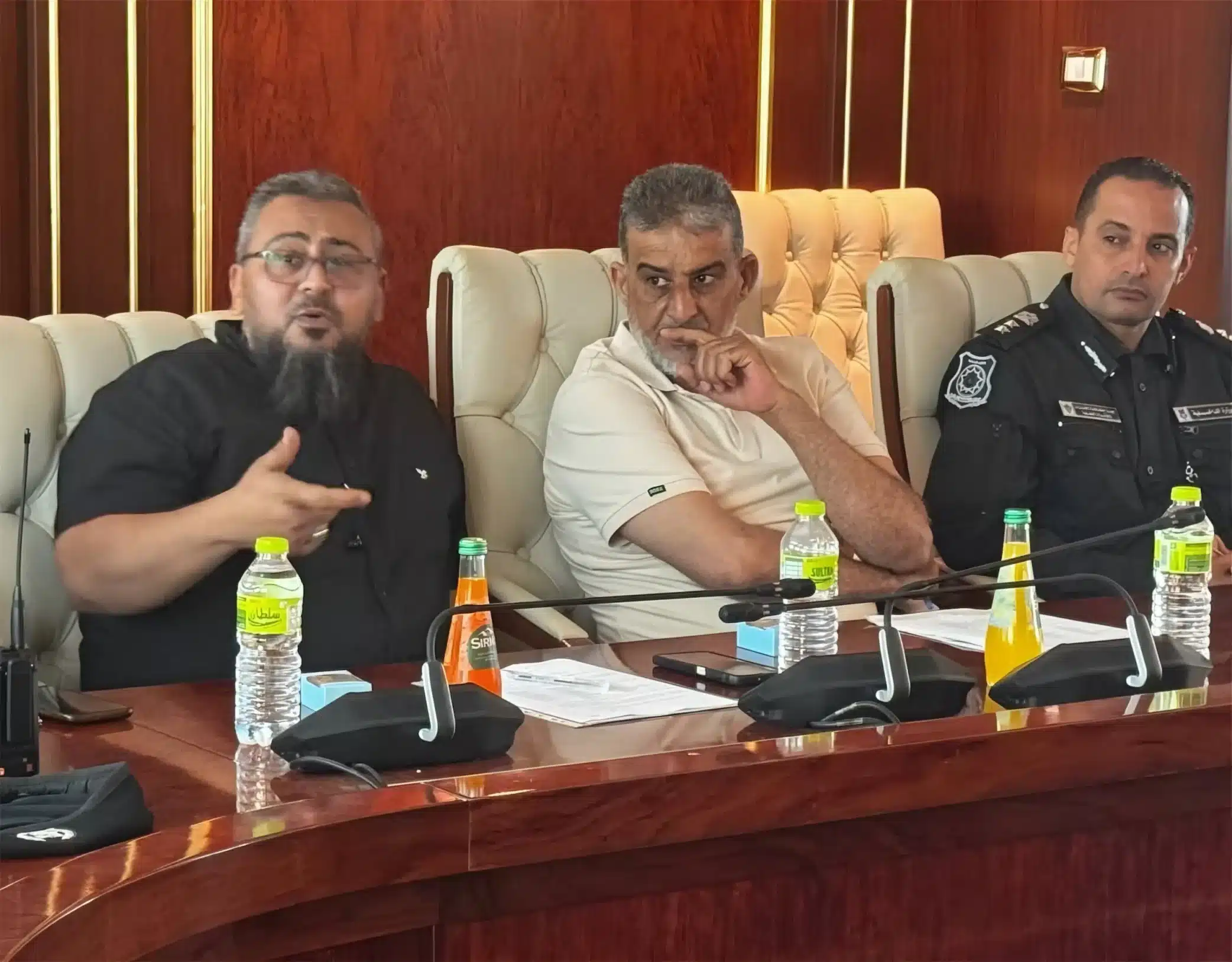 مصلحة الجمارك تشارك في اجتماع أمني موسع لتعزيز الرقابة على الشحنات البريدية