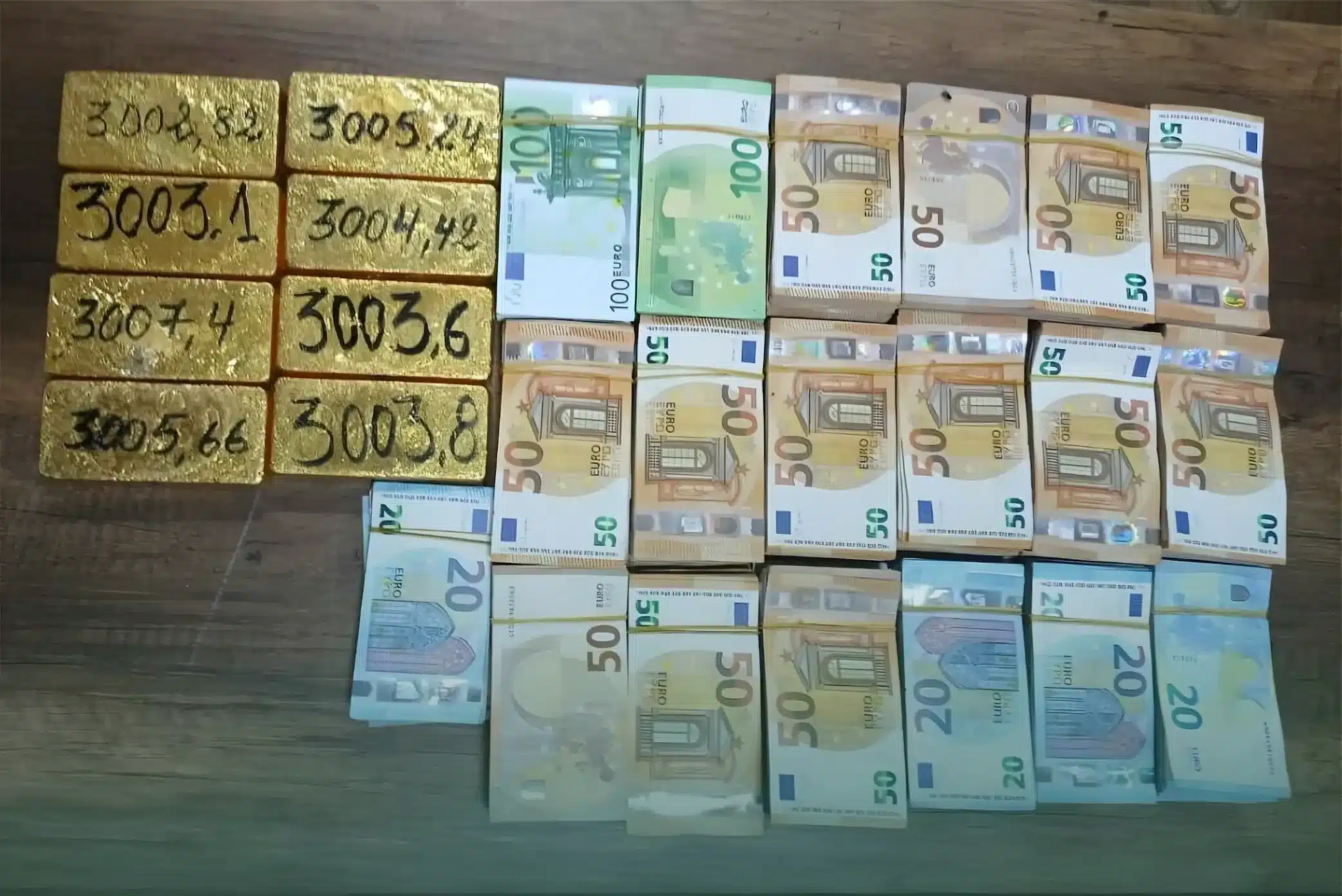 ضبط 135 ألف يورو ونحو 25 كيلوغراماً من سبائك الذهب بمنفذ رأس اجدير